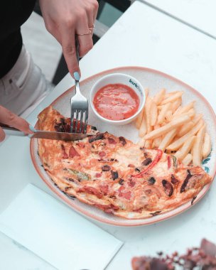 Lezzetli omlet ve kahvaltı tabağı masada..