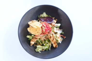 Taze salata tabağı ile karışık yeşillik