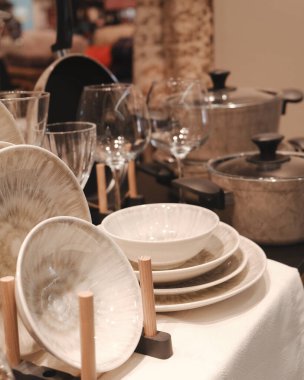 Mağazadaki rafta duran ev eşyaları