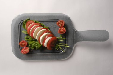 Pesto soslu bir tabak lezzetli Caprese salatası.