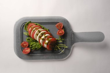 Pesto soslu bir tabak lezzetli Caprese salatası.