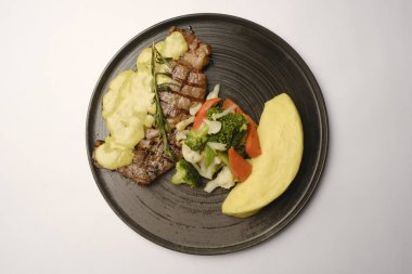 Taze ızgara biftek eti. 