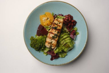 Biraz sebzeli somon pişirdim.