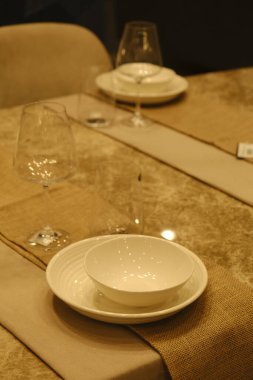 Mağazadaki rafta duran ev eşyaları