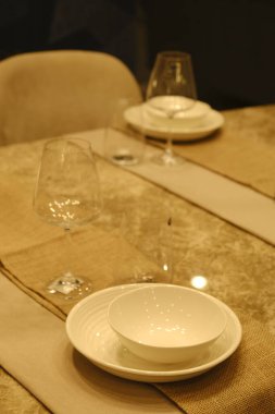 Mağazadaki rafta duran ev eşyaları