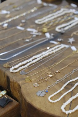 El yapımı değerli mücevherler. Kadınlar için bijouterie ve mücevher altın ve elmaslar