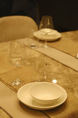 Mağazadaki rafta duran ev eşyaları