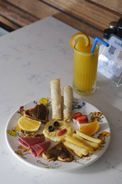 Zengin ve lezzetli Türk çocukları kahvaltısı