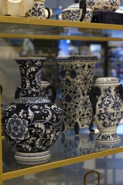 Çantalar, tabaklar mağazadaki rafta duruyor.