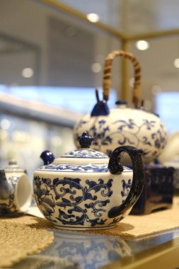 Çantalar, tabaklar mağazadaki rafta duruyor.