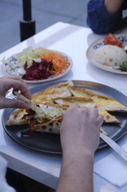 Geleneksel Türkçe fırında pide. Türk pizzası, Orta Doğu aperatifleri. Türk mutfağı. Et ile doldurulmuş çam