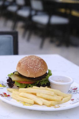 Taze sebzeli ev yapımı hamburger.