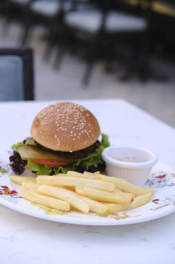 Taze sebzeli ev yapımı hamburger.