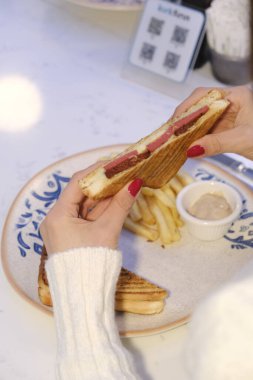 Erimiş Peynir ve Sucuk ile Türk Tost / Tost Sandviçi