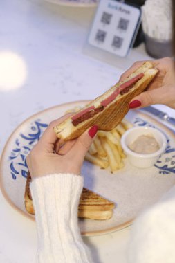 Erimiş Peynir ve Sucuk ile Türk Tost / Tost Sandviçi