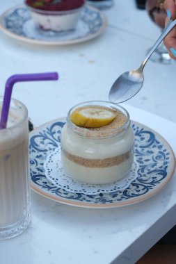 Kavanozda çok lezzetli tatlı, kavanozda tatlı ve kek.