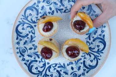 Masada lezzetli bir pasta var.