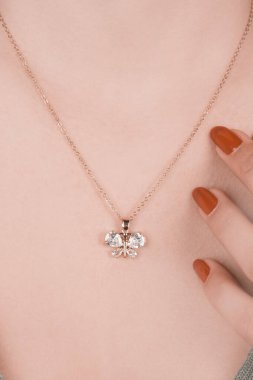 Şık mücevherler, elmaslar ve değerli taşlar..