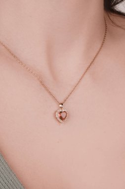 Şık mücevherler, elmaslar ve değerli taşlar..