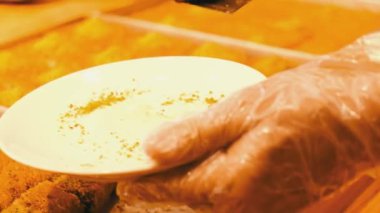 Geleneksel hindistancevizli tatlı baklavası. Ev yapımı fındıklı ve ballı baklava..