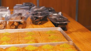 Geleneksel hindistancevizli tatlı baklavası. Ev yapımı fındıklı ve ballı baklava..