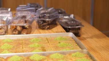Geleneksel hindistancevizli tatlı baklavası. Ev yapımı fındıklı ve ballı baklava..