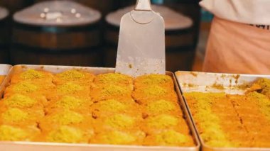 Geleneksel hindistancevizli tatlı baklavası. Ev yapımı fındıklı ve ballı baklava..