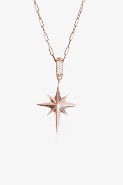 Şık mücevherler, elmaslar ve değerli taşlar..