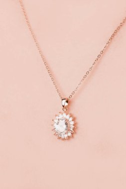 Şık mücevherler, elmaslar ve değerli taşlar..