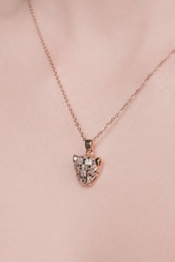 Şık mücevherler, elmaslar ve değerli taşlar..