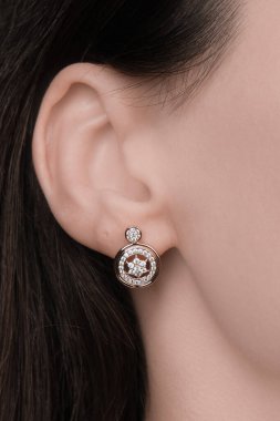 Şık mücevherler, elmaslar ve değerli taşlar..