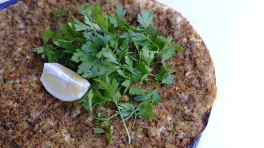 Geleneksel Türkçe fırında pide. Türk pizzası, Orta Doğu aperatifleri. Türk mutfağı. Et ile doldurulmuş çam