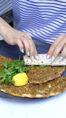 Geleneksel Türkçe fırında pide. Türk pizzası, Orta Doğu aperatifleri. Türk mutfağı. Et ile doldurulmuş çam