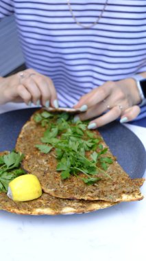 Geleneksel Türkçe fırında pide. Türk pizzası, Orta Doğu aperatifleri. Türk mutfağı. Et ile doldurulmuş çam