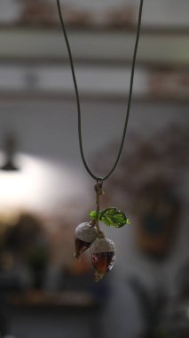 Gümüş, altın, elmas, değerli taşlar gibi şık mücevherler..