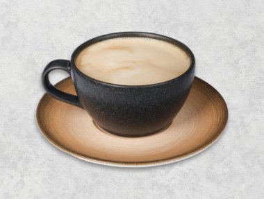 Masanın üzerinde bir fincan kahve. 