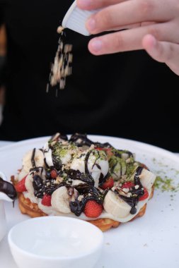 Çikolata soslu lezzetli waffle. 