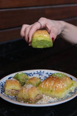 Geleneksel hindistancevizli tatlı baklavası. Ev yapımı fındıklı ve ballı baklava..