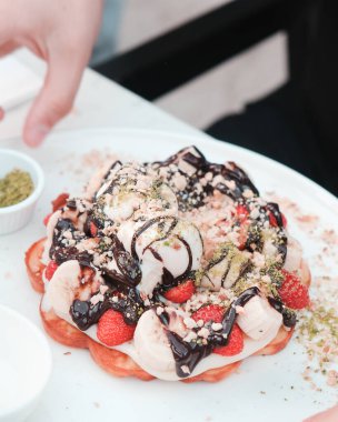 Çikolata soslu lezzetli waffle. 