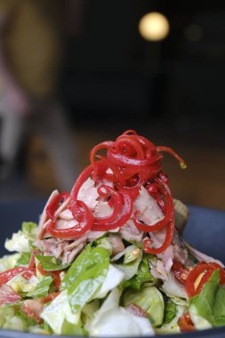 Taze salata tabağı ile karışık yeşillik