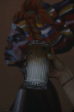 Sütlü buzlu kahve. Buzlu kahve. Elinde bir bardak buzlu kahve tutan kadın..