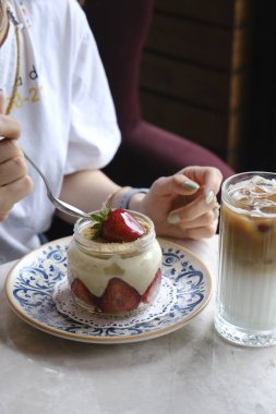 Ağaç manolyasında çilekli manolya tatlısı..