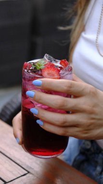 Renkli kokteyller, egzotik alkol kokteylleri.