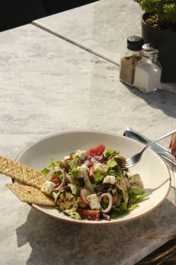 Taze salata tabağı ile karışık yeşillik