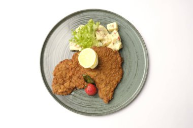 Patates kızartmasıyla servis edilen lezzetli şnitzel.