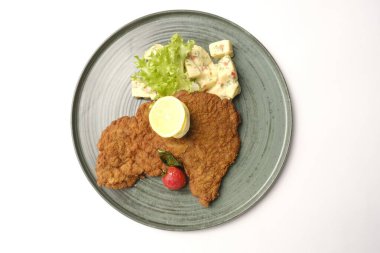 Patates kızartmasıyla servis edilen lezzetli şnitzel.