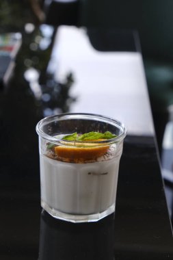 Bardakta tatlı, fincanda kek.