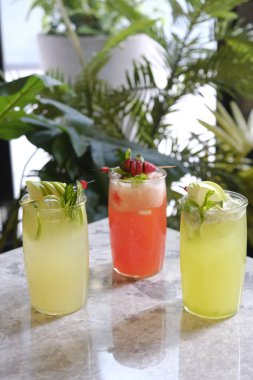 Lokantadaki masada alkol kokteyli.