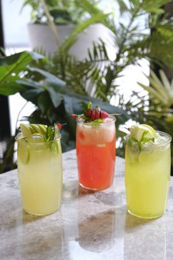 Lokantadaki masada alkol kokteyli.