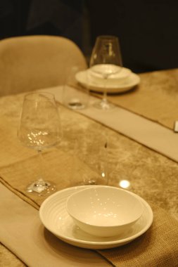 Çantalar, tabaklar mağazadaki rafta duruyor.